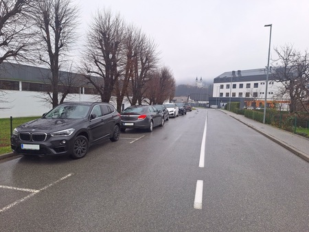 Ob Lesarski cesti je za potrebe zdravstvenega doma urejenih 22 parkirnih mest.