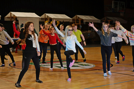 Plesne točke so spremljale praznične melodije, ki so v dvorani pričarale pravo decembrsko vzdušje.