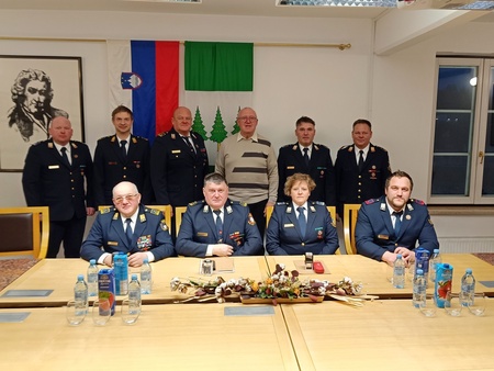 Župan Občine Nazarje Matej Pečovnik s predstavniki PGD Nazarje, PGD Šmartno ob Dreti in PGD Gorica ob Dreti ter Gasilske zveze Zgornje Savinjske doline. (Foto: arhiv Občine Nazarje)