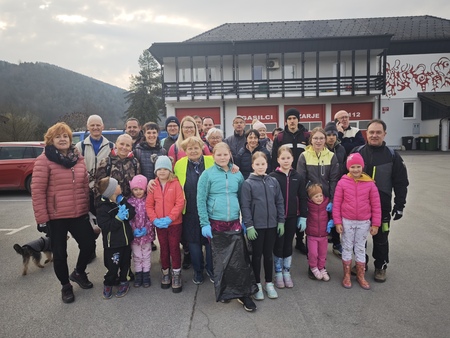 V Nazarjah so združili moči in v spomladanski očiščevalni akciji poskrbeli za urejene poti, bregove in javne površine. (Foto: NK)