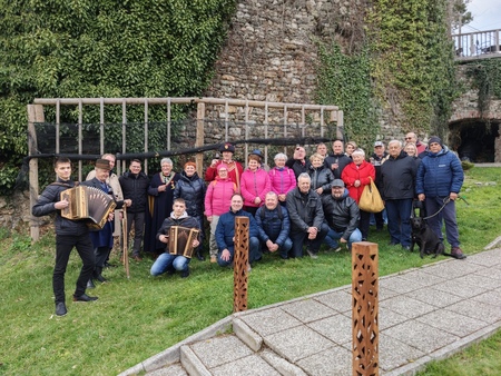 Rez trte v gradu Vrbovec je tudi letos združila domačine in goste ter potrdila pomen ohranjanja te tradicije v Nazarjah. (Foto: NK)
